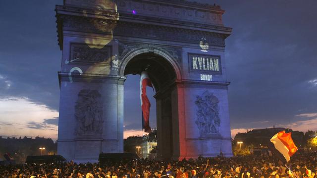 Les Champs-Elysées ont été envahis par la foule à l'issue de la victoire de la France. [Thibault Camus]