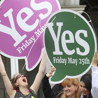 Des partisans irlandais du "oui" réagissent à l'annonce du résultat du vote sur la la légalisation de l'avortement [Keystone - Peter Morrison]