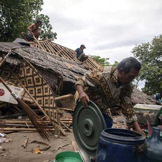 La population indonésienne tente de reconstruire et vit dans la crainte d'une nouvelle vague, à cause de l'instabilité du volcan qui a provoqué le tsunami. [Keystone - EPA - Zulkifli]