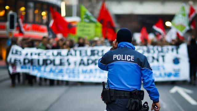 Manifestation contre la spéculation des matières premières, ce lundi 19 mars à Lausanne. [keystone - Valentin Flauraud]