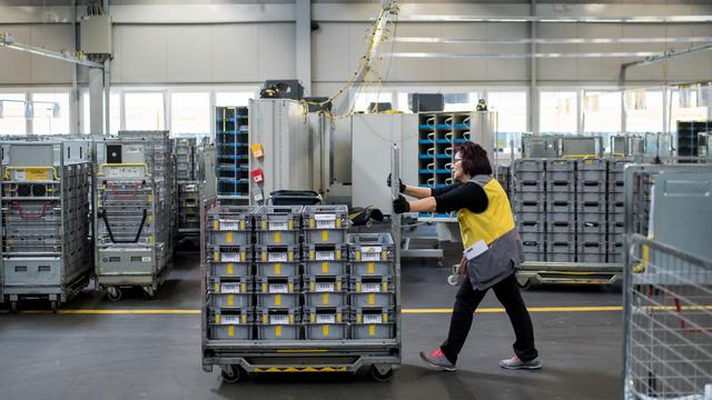 Le centre logistique de La Poste de CAdenazzo au Tessin. [KEYSTONE/TI-PRESS - GABRIELE PUTZU]