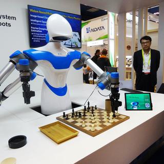 Un robot jouant un échecs lors du Consumer Electronic Show de Las Vegas 2017.