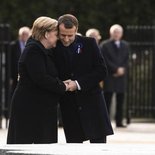 Emmanuel Macron et Angela Merkel se sont retrouvés pour commémorer l'armistice de 1918. [EPA/Keystone - Etienne Laurent]