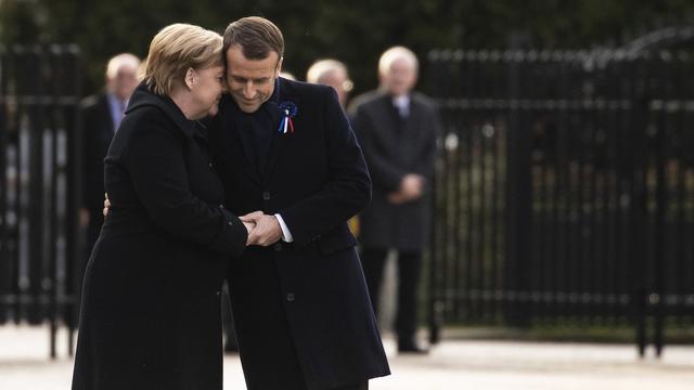 Emmanuel Macron et Angela Merkel se sont retrouvés pour commémorer l'armistice de 1918. [EPA/Keystone - Etienne Laurent]