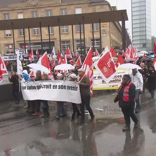 Les manifestants vers la gare de Neuchâtel. [RTS]