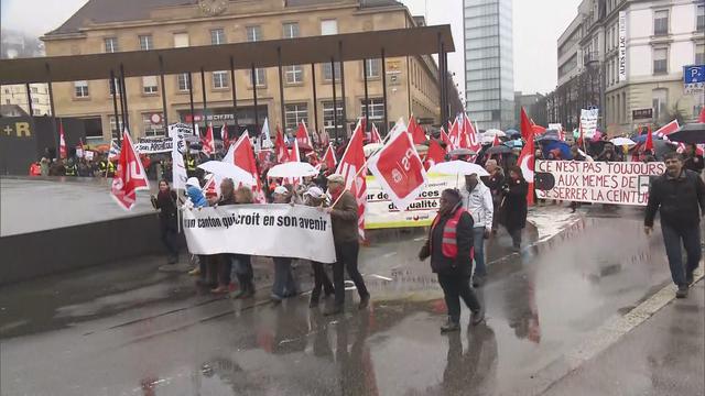 Les manifestants vers la gare de Neuchâtel. [RTS]