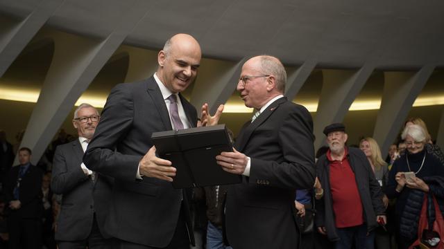 Que deviennent les cadeaux échanger entre chefs d'Etat? (ici Alain Berset avec le président du Gouvernement saint-gallois). [Keystone - Gian Ehrenzeller]