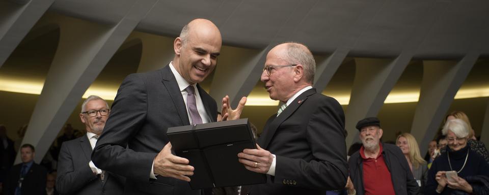 Que deviennent les cadeaux échanger entre chefs d'Etat? (ici Alain Berset avec le président du Gouvernement saint-gallois). [Keystone - Gian Ehrenzeller]