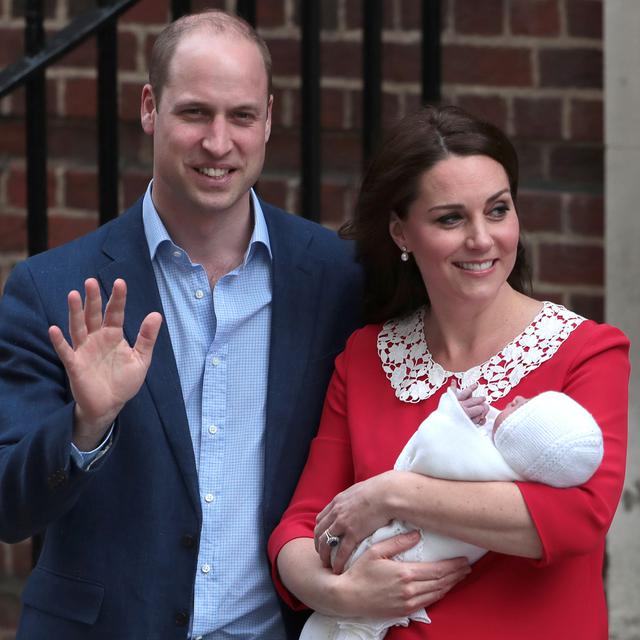 Le prince William et sa femme Kate présentent leur petit garçon. [AFP - Daniel Leal-Olivas]