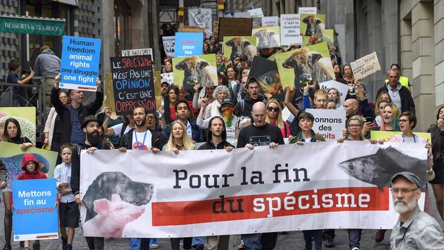 Des manifestants antispécistes dans les rues de Genève, ce samedi 25 août. [Keystone - Martial Trezzini]