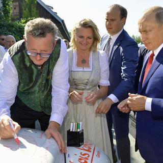 Vladimir Poutine au mariage de la ministre autrichienne Karin Kneissel, 18.08.2018. [Sputnik/Kremlin Pool/EPA/Keystone - Alexei Druzhinin]
