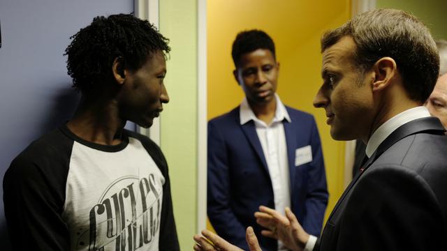 Le président français Emmanuel Macron lors de sa visite dans un centre pour migrants. [AP/Keystone - Michel Spingler]