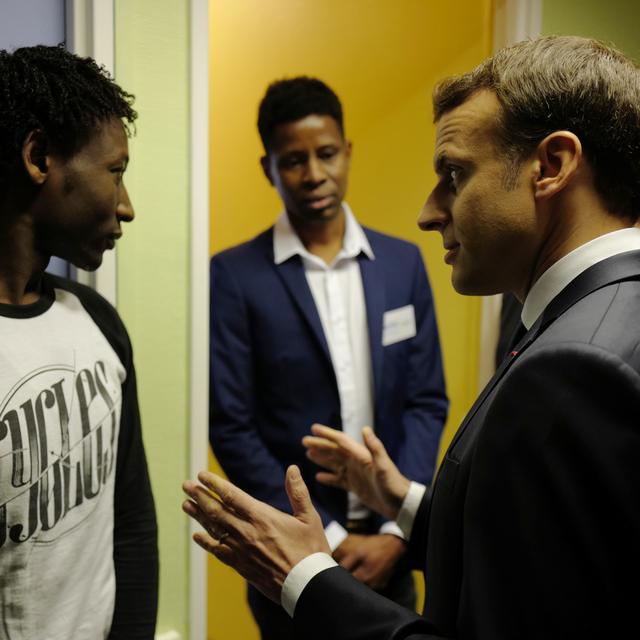 Le président français Emmanuel Macron lors de sa visite dans un centre pour migrants. [AP/Keystone - Michel Spingler]