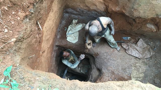 Des "creuseurs" (surnom donné aux mineurs artisanaux en RDC) dans la mine de Kawama, dans le territoire de Kolwezi. [RTS - Annabelle Durand]