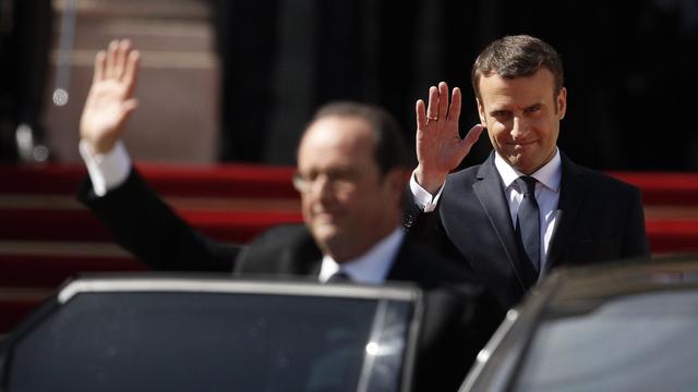 François Hollande et Emmanuel Macron à l'Elysée lors de la passation de pouvoir en mai 2017. [EPA/Keystone - Yoan Valat]