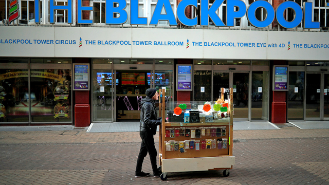 La ville touristique de Blackpool cache beaucoup de misère derrière les paillettes. [Reuters - Phil Noble]