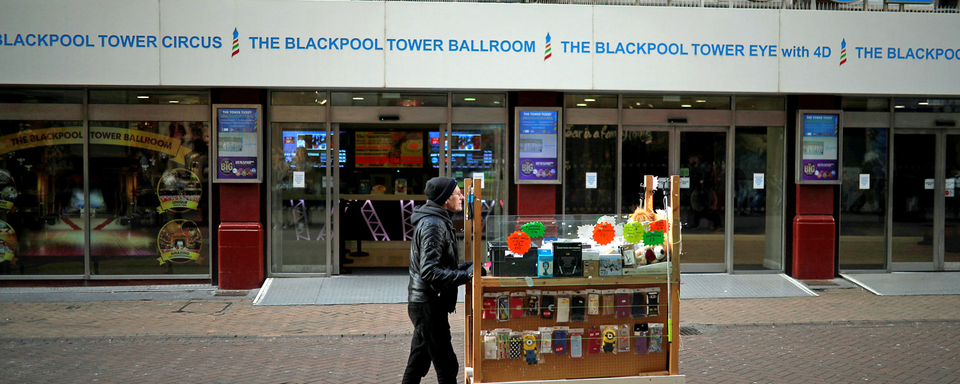 La ville touristique de Blackpool cache beaucoup de misère derrière les paillettes. [Reuters - Phil Noble]