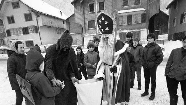 Saint-Nicolas et le Père Fouettard en 1969. [KEYSTONE - STR]