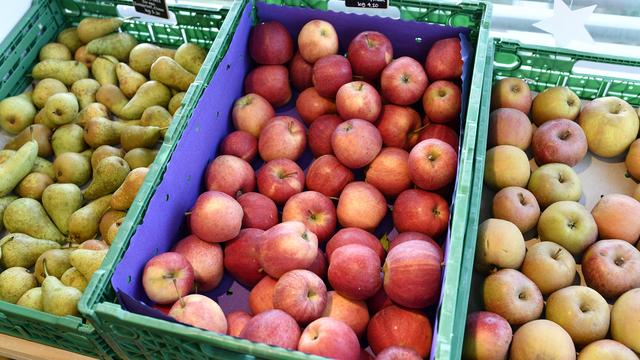 Une autorisation spéciale a été demandée pour pouvoir importer des pommes et des poires de l'étranger. [Keystone - Walter Bieri]