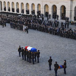 Le cercueil de Charles Aznavour arrive aux Invalides à Paris. [afp - Eric Feferberg]