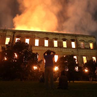 Un énorme incendie a ravagé le Musée national de Rio de Janeiro, réduisant en cendres des collections et des archives de grande valeur. [Reuters - Ricardo Moraes]