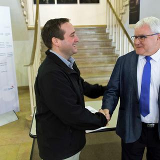 L'antiséparatiste UDC Patrick Tobler (gauche) félicite le maire élu PDC de Moutier Marcel Winistoerfer. [Keystone - Laurent Gilliéron]