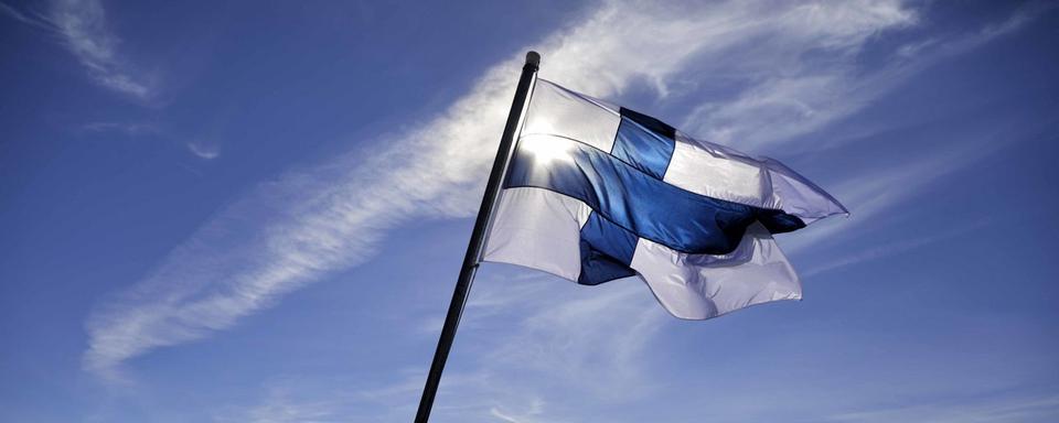 Le drapeau finlandais flotte sur un brise-glace de cette nation. [AP Photo/Keystone - David Goldman]