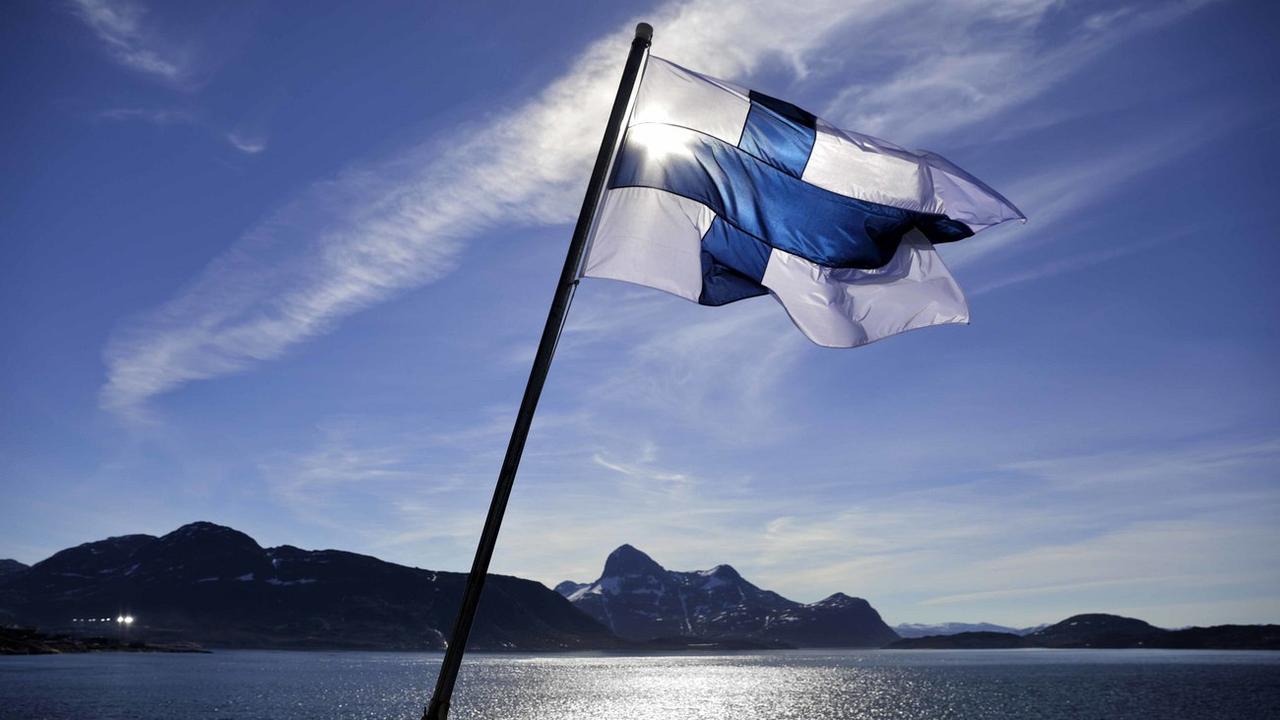 Le drapeau finlandais flotte sur un brise-glace de cette nation. [AP Photo/Keystone - David Goldman]