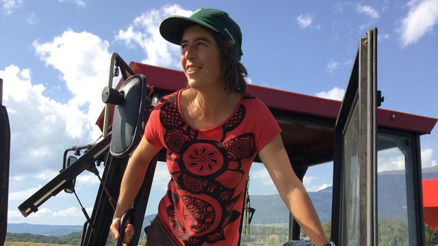 Madlen Weyermann, responsable de la Ferme du Joran, dans le canton de Vaud. [RTS - Céline Fontannaz]