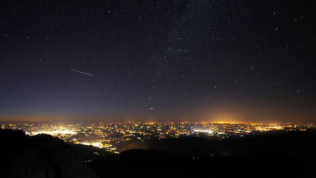 La nocivité de la pollution lumineuse est encore mal connue (image d'illustration). [AFP - Rémy Gabalda]