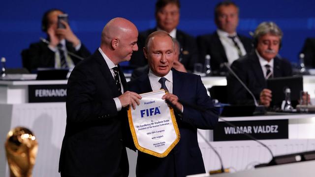 Le président de la FIFA Gianni Infantino (gauche) et le président russe Vladimir Putin. [Reuters - Sergei Karpukhin]