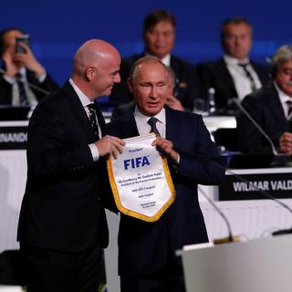 Le président de la FIFA Gianni Infantino (gauche) et le président russe Vladimir Putin. [Reuters - Sergei Karpukhin]
