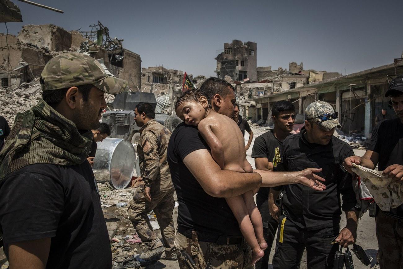 Un enfant irakien emmené hors du dernier quartier de la vieille ville de Mossoul contrôlé par le groupe Etat islamique. [EPA - Ivor Prickett (New York Times)]