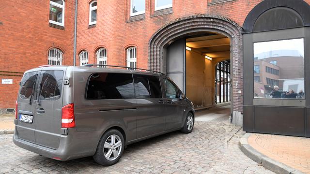 Le véhicule transportant Carles Puigdemont à son arrivée à la prison de Neumünster. [Reuters - Fabian Bimmer]