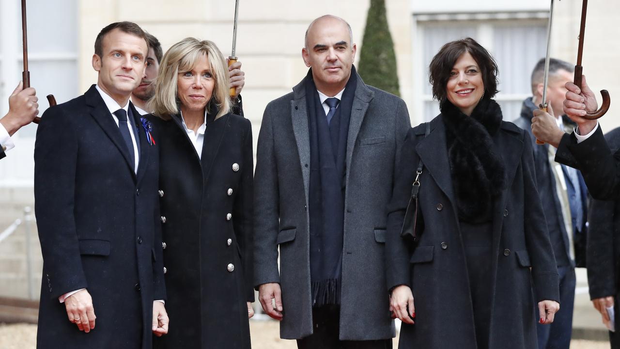 Alain Berset et sa femme Muriel ont été accueillis à l'Elysée par le couple Macron. [Keystone - AP Photo/Thibault Camus]