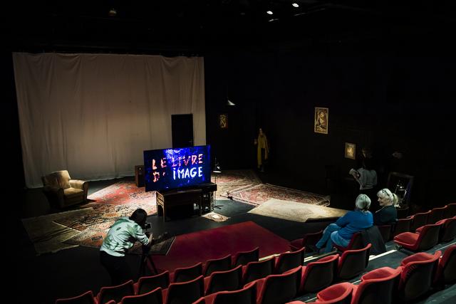 La scénographie permettant de voir le dernier film "Le livre d'image" du cinéaste Jean-Luc Godard est visible dans une salle du Théâtre de Vidy. [KEYSTONE - Jean-Christophe Bott]