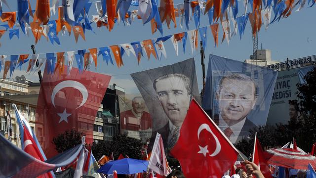 Des bannières figurant le président turc Recep Tayyip Erdogan (à droite) aux côtés du fondateur de la République turque, Mustafa Kemal Ataturk, avant les élections du 24 juin. [AP/Keystone - Lefteris Pitarakis]