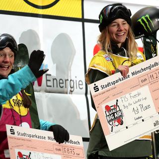 La skieuse suisse de freestyle Sarah Höfflin (droite) représentera la Suisse aux JO. [Keystone - Friedemann Vogel]