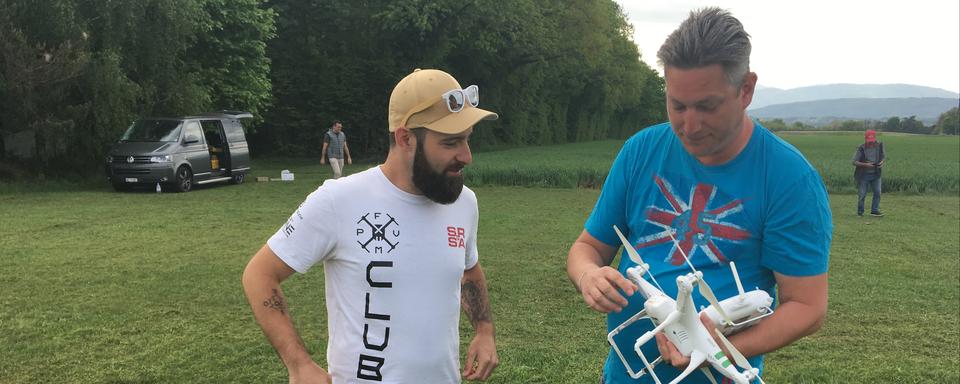 Sacha Vandermeulen, chargé de formation auprès de l'académie du drone Fly and Film, et Dextor, pilote de compétition. [RTS - Jean de Preux]