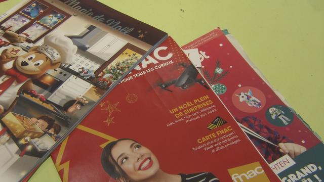 Plusieurs catalogues de Noël distribués en Suisse. [RTS]