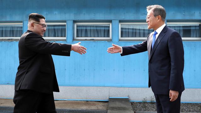 Kim Jong-un et Moon Jae-in sur la ligne de démarcation. [AP/Keystone - Korea Summit Press Pool]