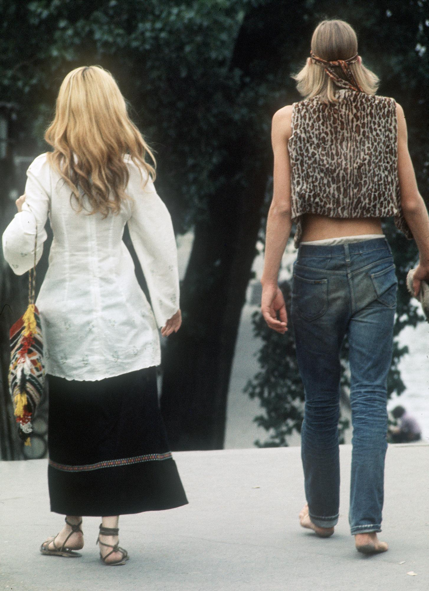 Des hippies se promènent sur les quais de la Seine à Paris le 15 avril 1971. [AFP]