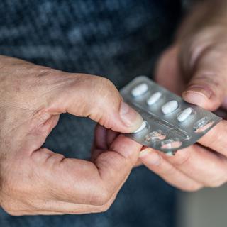 Des assureurs condamnent le système fribourgeois de l'assistance pharmaceutique dans les EMS du canton. [AFP - Garo/Phanie]