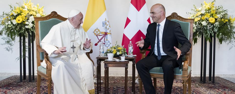 Le pape François s'entretient avec le président de la Confédération Alain Berset. [Keystone - Peter Klaunzer]