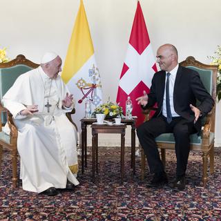 Le pape François s'entretient avec le président de la Confédération Alain Berset. [Keystone - Peter Klaunzer]