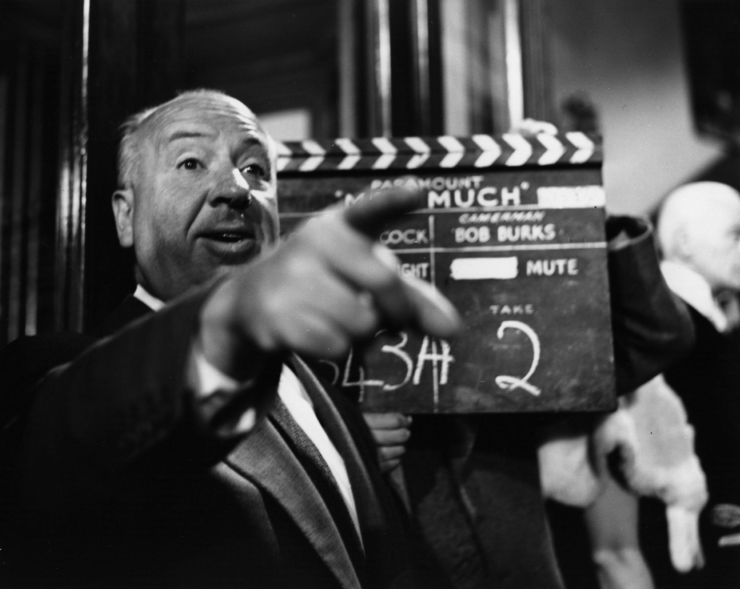 Alfred Hitchcock sur le tournage de "L'homme qui en savait trop" en 1955. [Getty Images - Baron]