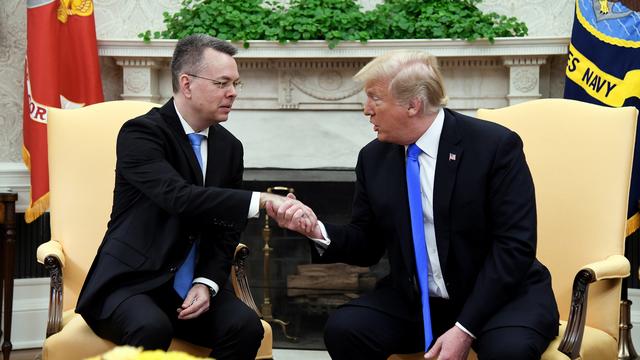 Le pasteur Andrew Brunson a été reçu par Donald Trump dans le bureau ovale de la Maison Blanche. [Keystone/EPA - Olivier Douliery]