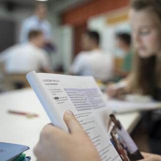 L'accès aux études secondaires supérieures n'est pas forcément un droit pour tous les jeunes en Suisse. [Keystone - Gaëtan Bally]