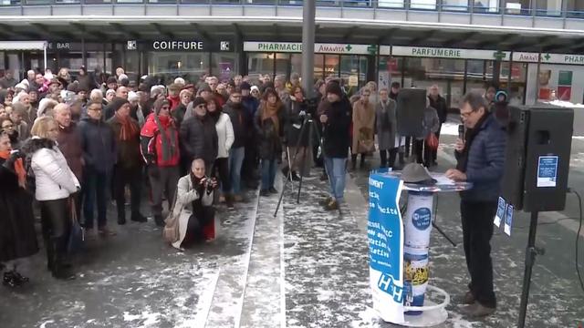 Quelques 250 personnes ont bravé le froid à La Chaux-de-Fonds le 10 février 2018. [RTS]