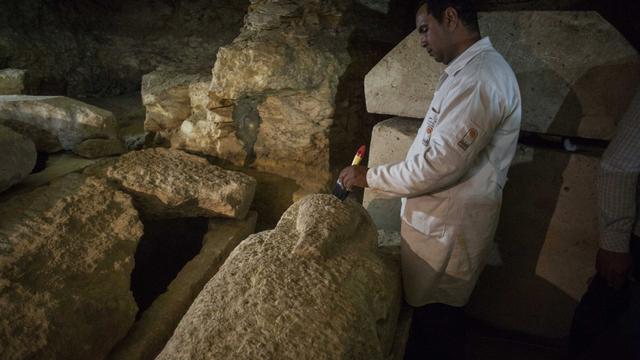 Un des sarcophages découverts dans la provinc de Minya, en Egypte. [EPA/Keystone - Ibrahim Youssef]